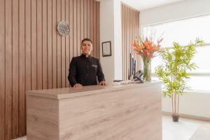 Členové personálu v ubytování Hemma Bogotá Chapinero Premium Suites Hotel