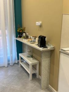 a counter in a room with a table in a room at Appartamento Onda in Lido di Ostia