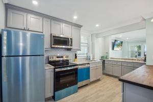 Η κουζίνα ή μικρή κουζίνα στο Bayview Sunset Getaway A by Sun Palace Vacations