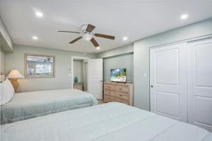 Ένα ή περισσότερα κρεβάτια σε δωμάτιο στο Bayview Sunset Getaway A by Sun Palace Vacations