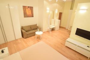 Televízia a/alebo spoločenská miestnosť v ubytovaní Elegant Apartment Foksal