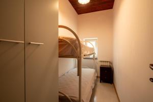 une chambre avec un lit superposé dans une pièce dans l'établissement Villa di Campagna con accesso alla Spiaggia, à Capo dʼOrlando