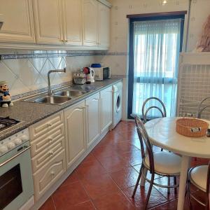 Kuchyň nebo kuchyňský kout v ubytování Apartamento Torre da Medronheira