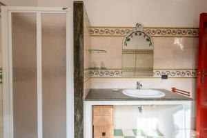 une salle de bain avec un lavabo et un miroir dans l'établissement Villa di Campagna con accesso alla Spiaggia, à Capo dʼOrlando