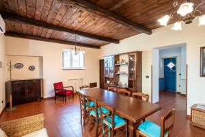 une salle à manger avec une table et des chaises en bois dans l'établissement Villa di Campagna con accesso alla Spiaggia, à Capo dʼOrlando 20 autres photos