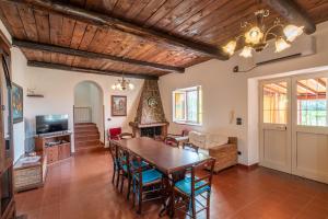 une salle à manger avec une table et des chaises dans l'établissement Villa di Campagna con accesso alla Spiaggia, à Capo dʼOrlando