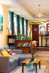a living room with a couch and a table at Hostel Casa De Yagil in San Cristóbal de Las Casas +26 photos