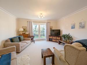 Una sala de estar con dos sofás y un televisor. en Wealden House - Westhampnett, en Westhampnett