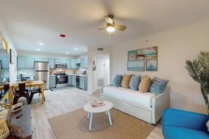 Kuchyň nebo kuchyňský kout v ubytování The Beach Suite #1