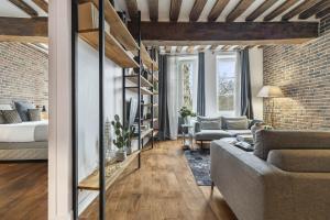 una sala de estar con un sofá y una cama en Ghost, en París