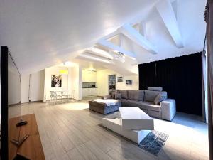un soggiorno con un divano e un tavolo di Stubai Apartment - Self check-in 20h - parking & lift a Sienna
