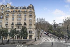 un gran edificio en una calle frente a un edificio en Ghost, en París