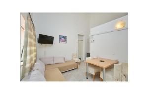 Televízia a/alebo spoločenská miestnosť v ubytovaní 1 Bedroom Nice Apartment In Saplunara