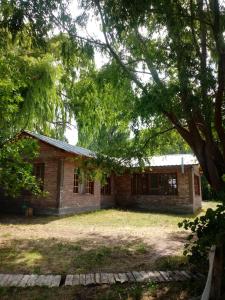 ロデオにあるCabañas Zorzal Rodeoの中庭煉瓦造り +2枚の写真