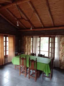 ロデオにあるCabañas Zorzal Rodeoの窓付きの部屋(大きな緑のテーブル付)