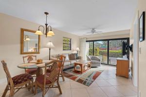 End Unit -First Floor and Close to The Lobby休息區