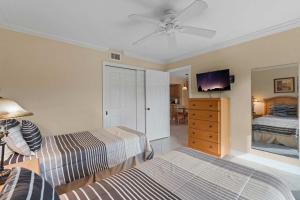 End Unit -First Floor and Close to The Lobby房間的床
