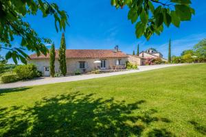 eine Außenansicht eines Hauses mit einem großen Hof in der Unterkunft gite les gardes in Saint-Pierre-de-Côle