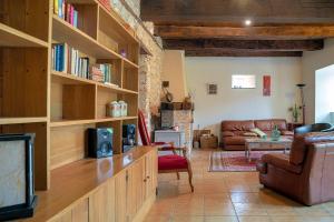 ein Wohnzimmer mit Sofa und Fernseher in der Unterkunft gite les gardes in Saint-Pierre-de-Côle