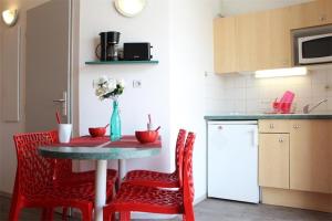 Η κουζίνα ή μικρή κουζίνα στο Appt Studio mezza LA ROCHELLE - LR030-A213 +8 φωτογραφίες