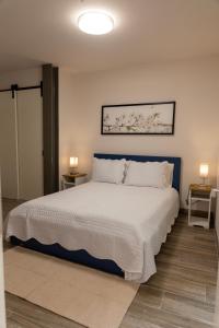 Postel nebo postele na pokoji v ubytování Cozy Apartment Pool Coworking