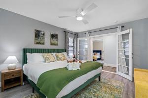una camera da letto con un letto grande con testiera verde di Outdoor Games, Firepit, King bed, BBQ Grill, Close to Downtown and attractions a Tampa