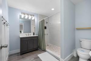 un bagno con doccia, lavandino e WC di Outdoor Games, Firepit, King bed, BBQ Grill, Close to Downtown and attractions a Tampa Altre 50 foto
