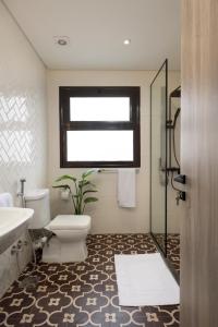 Un baño con inodoro, lavabo y ventana. en Degla by Spacey #37 - 1BR in Maadi, en El Cairo