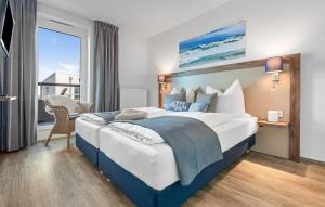 a hotel room with a large bed and a window at Slessmynna in Kappeln