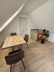 una sala da pranzo con tavolo e sedie in legno di Make Apartment a Spital am Semmering