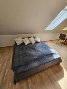una camera da letto con un letto grande in una stanza con una finestra di Make Apartment a Spital am Semmering