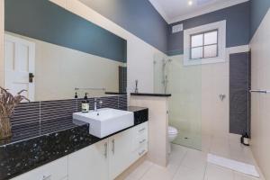 Ένα μπάνιο στο Fusion of 20th century charm and modern convenience +24 φωτογραφίες