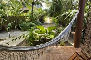 a hammock in the middle of a garden at Licuri Praia de Algodões à poucos passos do mar. in Marau