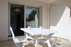 シャトライヨン・プラージュにあるAppt 2 pièces CHATELAILLON PLAGE - CL090-018の白いテーブルと白い椅子2脚