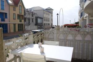 シャトライヨン・プラージュにあるAppt 2 pièces CHATELAILLON PLAGE - CL090-018の白いテーブルと椅子(フェンス付きバルコニー)