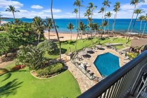 Una vista aérea de un complejo turístico con piscina y playa. en Mana Kai 410, en Wailea