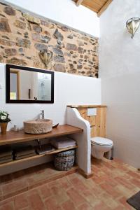 un baño con lavabo e inodoro en Quinta do Arade - casa 4 pétalas, en Barranco do Resgalho