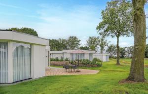 アッフェルデンにあるGorgeous Home In Afferden With Wifiの庭のテーブル付白い建物 +28枚の写真