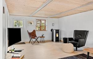 Μια τηλεόραση ή/και κέντρο ψυχαγωγίας στο 2 Bedroom Beautiful Home In Bogense