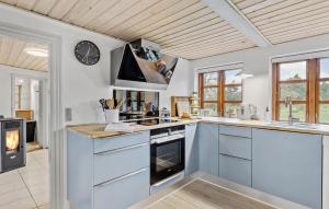 Η κουζίνα ή μικρή κουζίνα στο 2 Bedroom Beautiful Home In Bogense