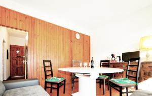 una sala de estar con una mesa y sillas en Nice Apartment In Argeles-Sur-Mer, en Argelès-sur-Mer