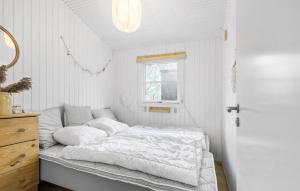 un letto in una stanza con una finestra di 3 Bedroom Gorgeous Home In Rødby a Rødby