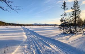 ein schneebedecktes Feld mit Spuren im Schnee in der Unterkunft 3 Bedroom Cozy Home In Rendalen in Rendalen