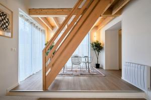 a staircase in a living room with a table at Appartement deux chambres & deux salles de bain in Villeneuve d'Ascq