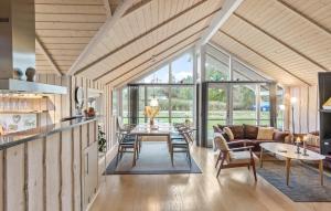 Posezení v ubytování Awesome Home In Rødby With Sauna