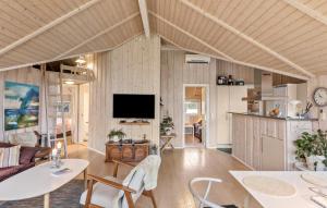 TV a/nebo společenská místnost v ubytování Awesome Home In Rødby With Sauna