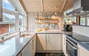 Kuchyň nebo kuchyňský kout v ubytování Awesome Home In Rødby With Sauna