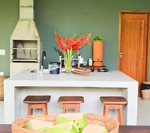 Kuchyň nebo kuchyňský kout v ubytování Licuri Praia de Algodões se hospedar na beira mar + 35 fotografií