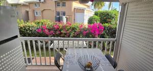 Μπαλκόνι ή βεράντα στο Maison cozy à Saint-François avec piscine