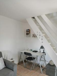 Χώρος καθιστικού στο Maison cozy à Saint-François avec piscine